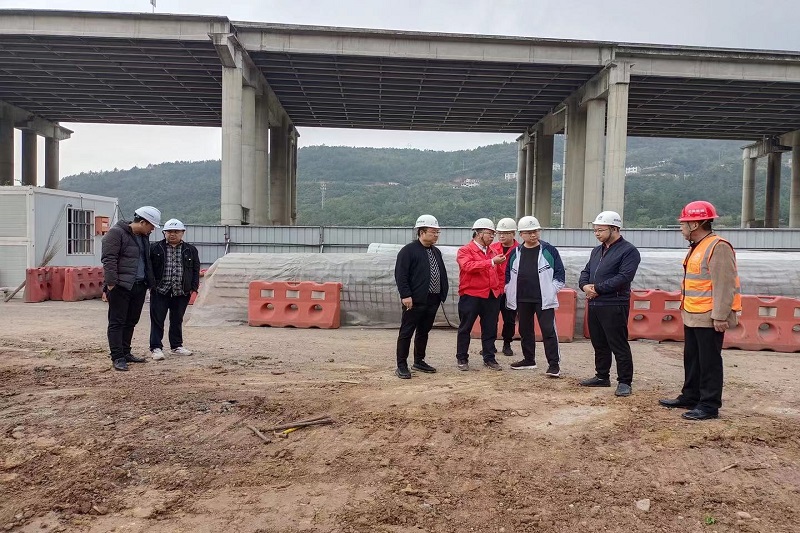 交投集團黨委副書記、總經(jīng)理牟春華檢查督導(dǎo)二專線北出口改建項目工作